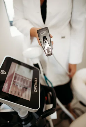 <center> PEELS<br> +<br> Microneedling</center>